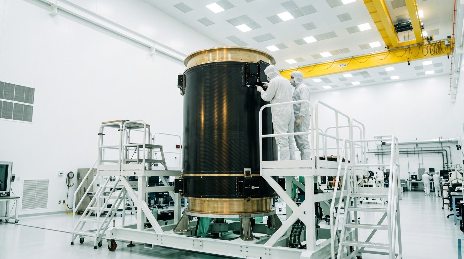 Satellitstruktur i kolfiberkomposit i cleanroom